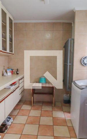 Casa de condomínio à venda com 420m², 5 quartos e 3 vagas Casa de condomínio à venda com 420m², 5 quartos e 3 vagasÁrea de Serviço