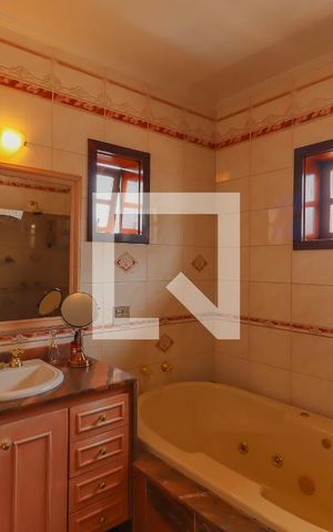 Casa de condomínio à venda com 420m², 5 quartos e 3 vagas Casa de condomínio à venda com 420m², 5 quartos e 3 vagasSuíte