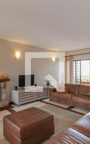Casa de condomínio à venda com 420m², 5 quartos e 3 vagas Casa de condomínio à venda com 420m², 5 quartos e 3 vagasSala