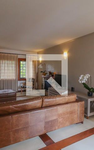 Casa de condomínio à venda com 420m², 5 quartos e 3 vagas Casa de condomínio à venda com 420m², 5 quartos e 3 vagasSala