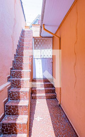 Casa à venda com 134m², 2 quartos e 2 vagas Casa à venda com 134m², 2 quartos e 2 vagasEscada