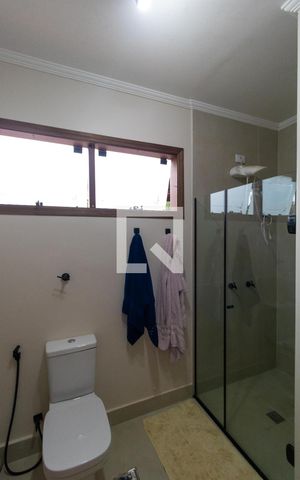 Casa de condomínio à venda com 420m², 4 quartos e 4 vagas Casa de condomínio à venda com 420m², 4 quartos e 4 vagasBanheiro 01