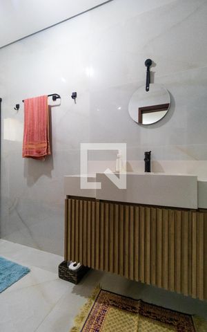 Casa de condomínio à venda com 420m², 4 quartos e 4 vagas Casa de condomínio à venda com 420m², 4 quartos e 4 vagasBanheiro da Suíte 01