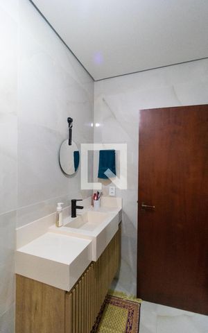 Casa de condomínio à venda com 420m², 4 quartos e 4 vagas Casa de condomínio à venda com 420m², 4 quartos e 4 vagasBanheiro da Suíte 01