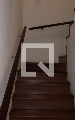 Casa para alugar com 216m², 3 quartos e 4 vagas Casa para alugar com 216m², 3 quartos e 4 vagasEscada