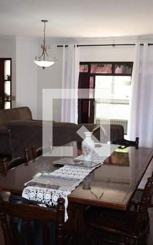 Casa para alugar com 216m², 3 quartos e 4 vagas Casa para alugar com 216m², 3 quartos e 4 vagasSala