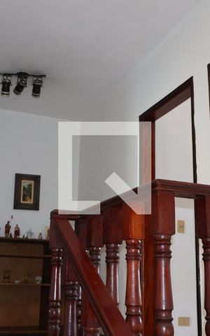 Casa para alugar com 216m², 3 quartos e 4 vagas Casa para alugar com 216m², 3 quartos e 4 vagasEscada