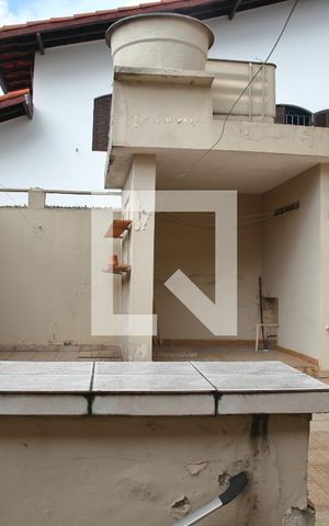 Casa para alugar com 370m², 3 quartos e 6 vagasQuintal