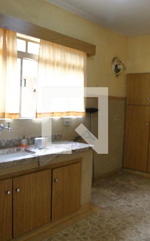 Casa para alugar com 370m², 3 quartos e 6 vagasCozinha - Armários