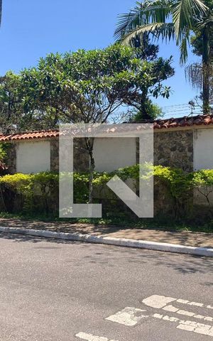 Casa à venda com 448m², 4 quartos e 8 vagas Casa à venda com 448m², 4 quartos e 8 vagasVista da Rua