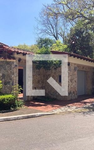 Casa à venda com 448m², 4 quartos e 8 vagas Casa à venda com 448m², 4 quartos e 8 vagasFachada