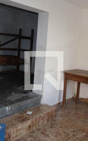 Casa à venda com 320m², 3 quartos e 6 vagasQuarto estoque 