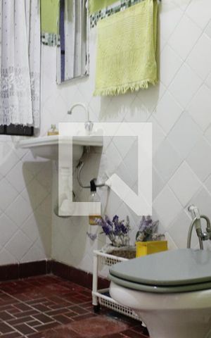 Casa à venda com 300m², 6 quartos e sem vagaCasa 2- Banheiro