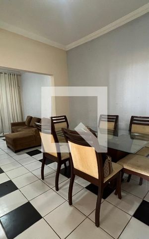 Casa à venda com 215m², 3 quartos e 2 vagas Casa à venda com 215m², 3 quartos e 2 vagasSala