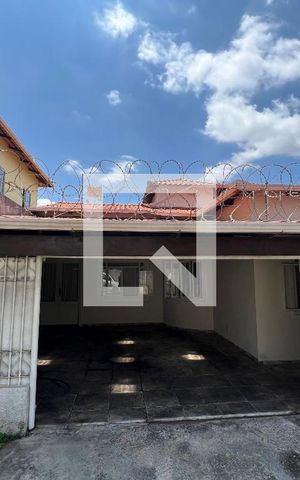 Casa à venda com 215m², 3 quartos e 2 vagas Casa à venda com 215m², 3 quartos e 2 vagasFachada