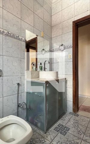 Casa à venda com 215m², 3 quartos e 2 vagas Casa à venda com 215m², 3 quartos e 2 vagasBanheiro