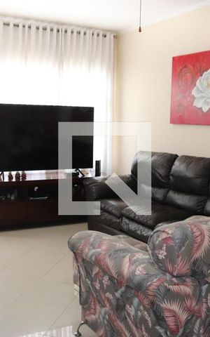 Casa para alugar com 200m², 3 quartos e 2 vagasSala
