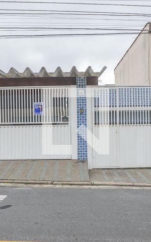 Casa à venda com 240m², 2 quartos e 3 vagas Casa à venda com 240m², 2 quartos e 3 vagasFachada