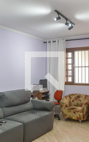 Casa à venda com 240m², 2 quartos e 3 vagas Casa à venda com 240m², 2 quartos e 3 vagasSala