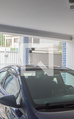 Casa à venda com 240m², 2 quartos e 3 vagas Casa à venda com 240m², 2 quartos e 3 vagasGaragem