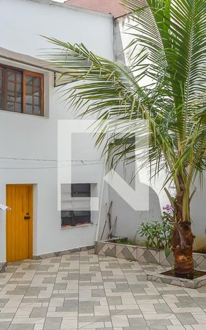Casa à venda com 240m², 2 quartos e 3 vagas Casa à venda com 240m², 2 quartos e 3 vagasQuintal