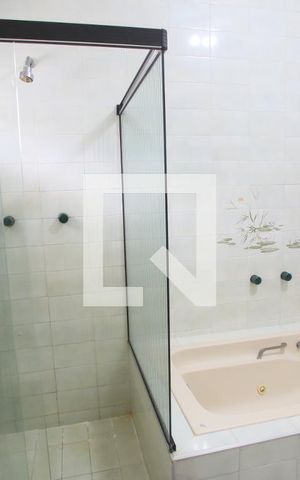 Casa à venda com 429m², 4 quartos e 3 vagasBanheiro da Suíte 1