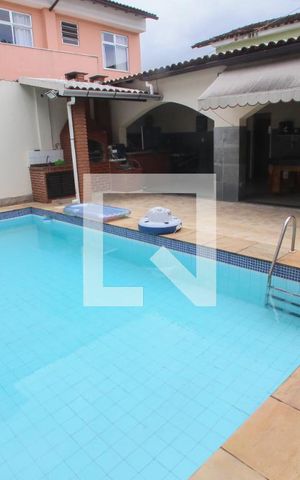Casa à venda com 429m², 4 quartos e 3 vagasPiscina