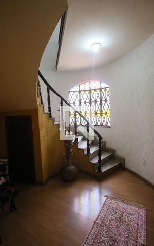 Casa à venda com 429m², 4 quartos e 3 vagasEscada