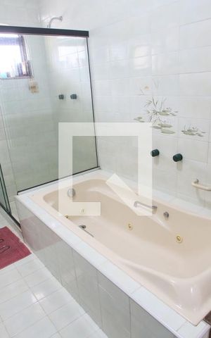 Casa à venda com 429m², 4 quartos e 3 vagasBanheiro da Suíte 1