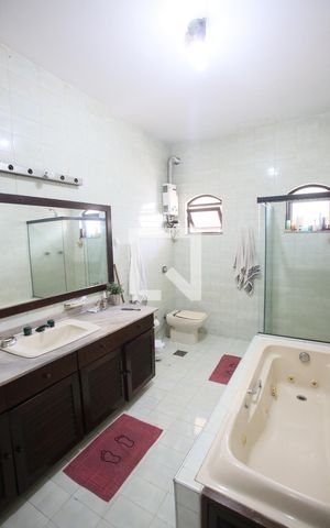 Casa à venda com 429m², 4 quartos e 3 vagasBanheiro da Suíte 1
