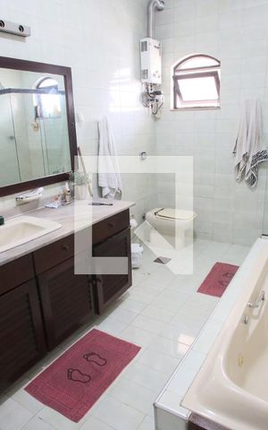 Casa à venda com 429m², 4 quartos e 3 vagasBanheiro da Suíte 1