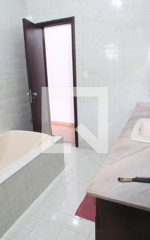 Casa à venda com 429m², 4 quartos e 3 vagasBanheiro da Suíte 1