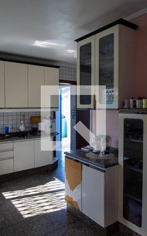 Casa à venda com 250m², 4 quartos e 6 vagas Casa à venda com 250m², 4 quartos e 6 vagasCozinha