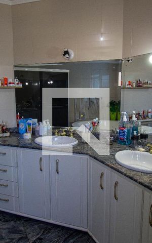 Casa à venda com 250m², 4 quartos e 6 vagas Casa à venda com 250m², 4 quartos e 6 vagasBanheiro da Suíte