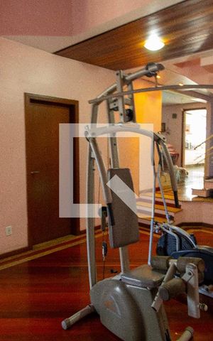 Casa à venda com 250m², 4 quartos e 6 vagas Casa à venda com 250m², 4 quartos e 6 vagasSala