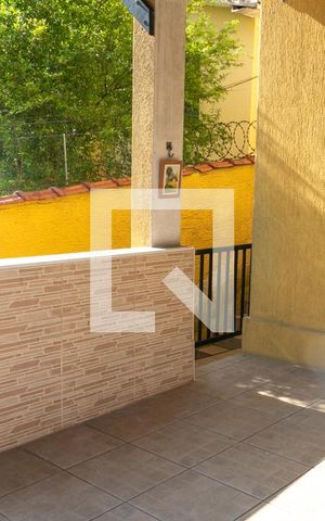 Casa à venda com 240m², 6 quartos e 1 vaga Casa à venda com 240m², 6 quartos e 1 vagaVaranda