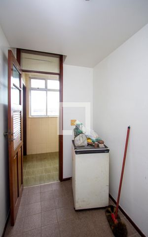 Apartamento à venda com 160m², 3 quartos e 2 vagas Apartamento à venda com 160m², 3 quartos e 2 vagasQuarto de Serviço
