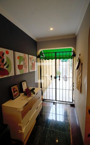 Casa à venda com 200m², 4 quartos e 2 vagas Casa à venda com 200m², 4 quartos e 2 vagasSala