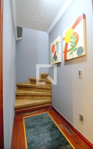 Casa à venda com 200m², 4 quartos e 2 vagas Casa à venda com 200m², 4 quartos e 2 vagasEscada