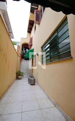 Casa à venda com 200m², 4 quartos e 2 vagas Casa à venda com 200m², 4 quartos e 2 vagasÁrea externa