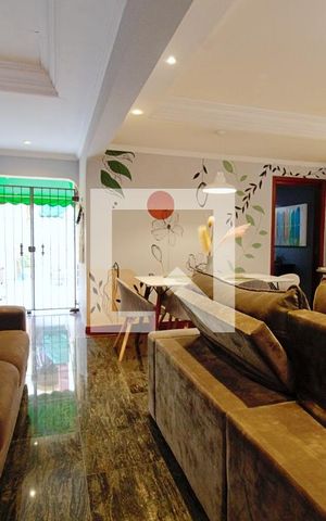 Casa à venda com 200m², 4 quartos e 2 vagas Casa à venda com 200m², 4 quartos e 2 vagasSala