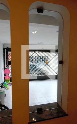 Casa à venda com 200m², 4 quartos e 2 vagas Casa à venda com 200m², 4 quartos e 2 vagasSala