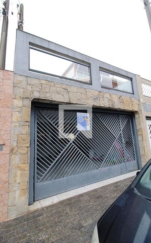 Casa à venda com 200m², 4 quartos e 2 vagas Casa à venda com 200m², 4 quartos e 2 vagasFachada