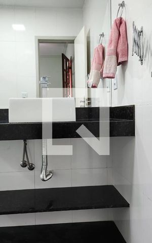 Casa à venda com 210m², 5 quartos e 3 vagas Casa à venda com 210m², 5 quartos e 3 vagasBanheiro