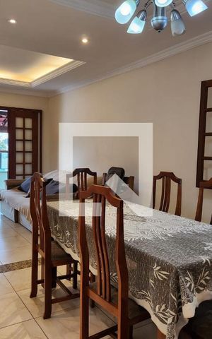 Casa à venda com 210m², 5 quartos e 3 vagas Casa à venda com 210m², 5 quartos e 3 vagasSala