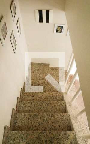 Casa à venda com 122m², 4 quartos e 2 vagasEscada