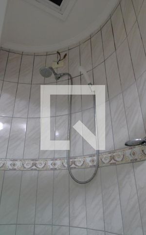Apartamento para alugar com 149m², 4 quartos e 3 vagasÁrea do chuveiro banheiro da suíte 2