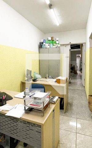 Casa à venda com 180m², 3 quartos e 3 vagas Casa à venda com 180m², 3 quartos e 3 vagasEscritório