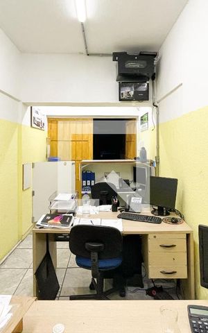 Casa à venda com 180m², 3 quartos e 3 vagas Casa à venda com 180m², 3 quartos e 3 vagasEscritório
