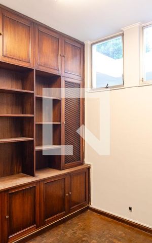 Casa à venda com 296m², 3 quartos e 2 vagasEscritório